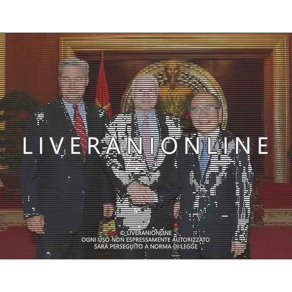 (140808) -- HANOI, Aug. 8, 2014 (Xinhua) -- Vietnam\'s National Assembly Chairman Nguyen Sinh Hung (R) meets with the visiting U.S. Senators John McCain (C) and Sheldon Whitehouse in Vietnam\'s capital Hanoi on Aug. 8, 2014. U.S. Senators John McCain and Sheldon Whitehouse said that they will urge the U.S. Congress to soon lift the ban on lethal weapon sale to Vietnam. (Xinhua/VNA) ****Authorized by ytfs**** ©PHOTOSHOT/Agenzia Aldo Liverani sas - ITALY ONLY - EDITORIAL USE ONLY