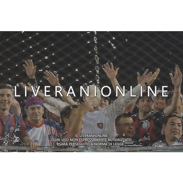 Télam Asunción Paraguay 06/08/2014 Simpatizantes de San Lorenzo aguardan en el estadio Defensores del Chaco de Asunción, la primera final de la edición 2014 de la Copa Libertadores, que lo enfrentará al Nacional de Paraguay. Foto: José Romero/enviado especial/Télam/cf ©photoshot/Agenzia Aldo Liverani sas - ITALY ONLY - EDITORIAL USE ONLY