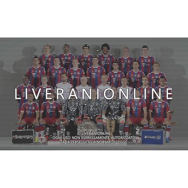 firo Fu§ball,Fussball, 09.08.2014 1. Bundesliga Saison 2014/2015 Offizieller Fototermin des FC Bayern MŸnchen, Muenchen, FCB, Offizielle Mannschafts-Fototermin 2014, Mannschaftsfoto, hinten von links, Holger Badstuber, Bayern, Jerome Boateng, Bayern, Javier Martinez, Bayern, Dante, Bayern, Bastian Schweinsteiger, Bayern, Robert Lewandowski, Bayern, zweite Reihe von hinten, Claudio Pizarro, Bayern, Pierre Emile Hoijberg, Bayern, Sebastian Rode, Bayern, Thomas MŸller, Mueller, Bayern, Juan Bernat, Bayern, Thiago Alcantara do Nascimento, Bayern, Xherdan Shaqiri, Bayern, dritte Reihe von oben, David Alaba, Bayern, Torwartrainer, Toni Tapalovic, Co Trainer Bayern, Hermann Gerland, Trainer, Bayern, Pep Guardiola, Co Trainer Bayern, DomŽnec Torrent, Mario Gštze, Goetze, Bayern, Julian Green, Bayern, vierte Reihe von oben, Rafinha, Bayern, Franck Ribery, Bayern, Pepe Reina, Bayern, Manuel Neuer, Bayern, Tom Starke, Bayern, Arjen Robben, Bayern, Philipp Lahm, Bayern, $worldrightsEs gelten unsere AGB, einsehbar auf www.firosportphoto.de copyright by firo sportphoto: Coesfelder Str.207 48249 DŸlmen www.firosportphoto.de mail@firosportphoto.de (V o l k s b a n k B o c h u m - W i t t e n ) BLZ.: 430 601 29 Kt. Nr.: 341 117 100 Tel:Ê 02594 - 9916004 Fax:Ê02594 - 9916005 AG ALDO LIVERANI SAS ONLY ITALY