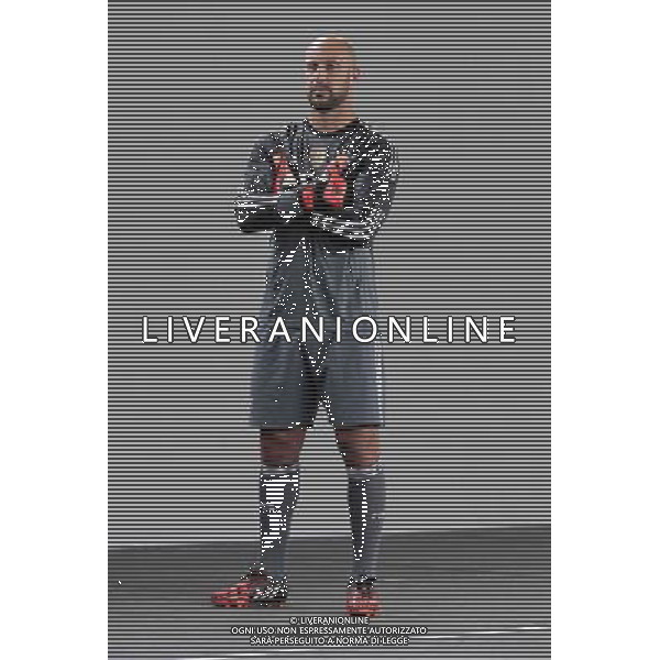 firo Fu§ball,Fussball, 09.08.2014 1. Bundesliga Saison 2014/2015 Offizieller Fototermin des FC Bayern MŸnchen, Muenchen, FCB, Offizielle Mannschafts-Fototermin 2014, ganze Figur, Pepe Reina, Bayern, $worldrightsEs gelten unsere AGB, einsehbar auf www.firosportphoto.de copyright by firo sportphoto: Coesfelder Str.207 48249 DŸlmen www.firosportphoto.de mail@firosportphoto.de (V o l k s b a n k B o c h u m - W i t t e n ) BLZ.: 430 601 29 Kt. Nr.: 341 117 100 Tel:Ê 02594 - 9916004 Fax:Ê02594 - 9916005 AG ALDO LIVERANI SAS ONLY ITALY