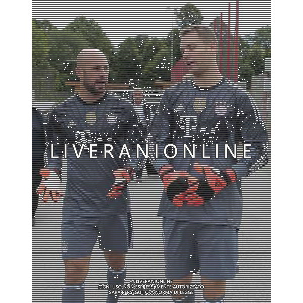 firo Fu§ball,Fussball, 09.08.2014 1. Bundesliga Saison 2014/2015 Offizieller Fototermin des FC Bayern MŸnchen, Muenchen, FCB, Offizielle Mannschafts-Fototermin 2014, halbe Figur, Pepe Reina, Bayern, rechts, Manuel Neuer, Bayern, $worldrightsEs gelten unsere AGB, einsehbar auf www.firosportphoto.de copyright by firo sportphoto: Coesfelder Str.207 48249 DŸlmen www.firosportphoto.de mail@firosportphoto.de (V o l k s b a n k B o c h u m - W i t t e n ) BLZ.: 430 601 29 Kt. Nr.: 341 117 100 Tel:Ê 02594 - 9916004 Fax:Ê02594 - 9916005 AG ALDO LIVERANI SAS ONLY ITALY