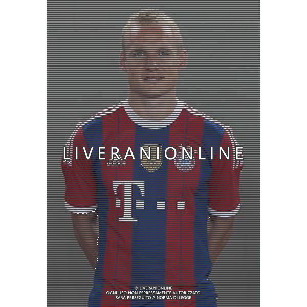 firo Fu§ball,Fussball, 09.08.2014 1. Bundesliga Saison 2014/2015 Offizieller Fototermin des FC Bayern MŸnchen, Muenchen, FCB, Offizielle Mannschafts-Fototermin 2014, halbe Figur, Portrait, Sebastian Rode, Bayern, $worldrightsEs gelten unsere AGB, einsehbar auf www.firosportphoto.de copyright by firo sportphoto: Coesfelder Str.207 48249 DŸlmen www.firosportphoto.de mail@firosportphoto.de (V o l k s b a n k B o c h u m - W i t t e n ) BLZ.: 430 601 29 Kt. Nr.: 341 117 100 Tel:Ê 02594 - 9916004 Fax:Ê02594 - 9916005 AG ALDO LIVERANI SAS ONLY ITALY