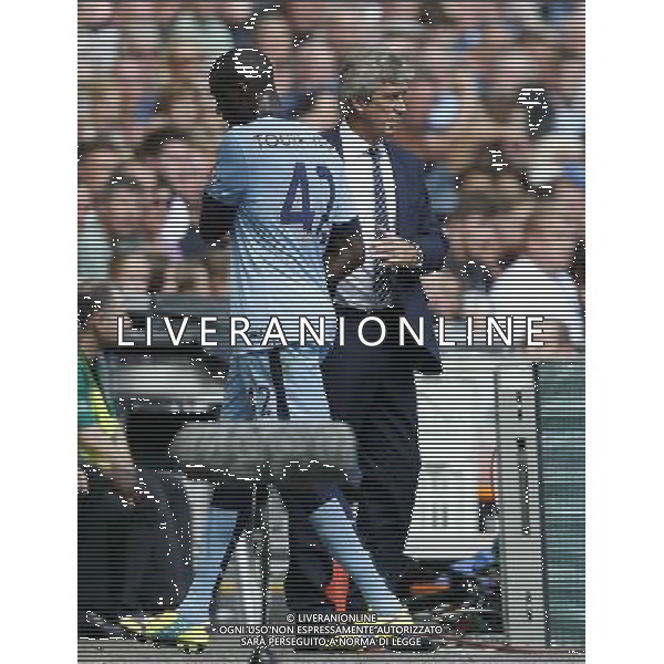 (140811) -- LONDON, Aug. 11, 2014 () -- Manchester City\'s Yaya Tour®¶ greets his manager Manuel Pellegrini after being replaced by Bruno Zuculini during the Community Shield match between Arsenal and Manchester City at Wembley Stadium in London, Britain on Aug. 10, 2014. Manchester City lost 0-3. (/Wang Lili)(jyt) AG ALDO LIVERANI SAS ONLY ITALY