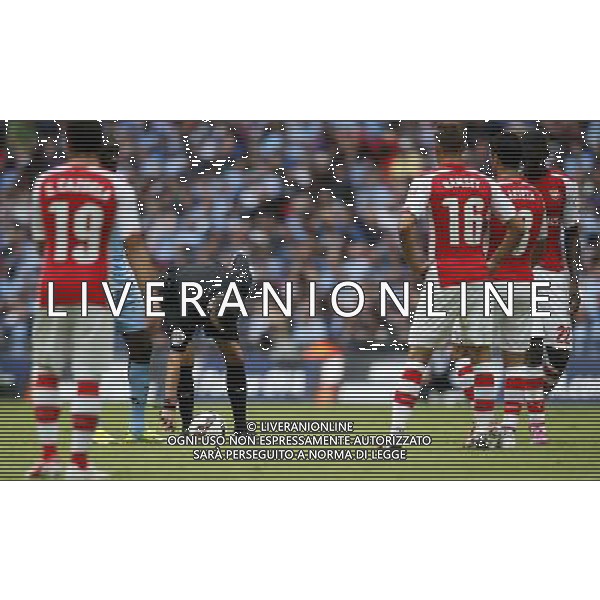 (140811) -- LONDON, Aug. 11, 2014 () -- Referee Michael Oliver (3rd, L) uses the vanishing spray to mark the position of the ball for a free kick as Manchester City\'s Yaya Toure(2nd, L) watches during the Community Shield match between Arsenal and Manchester City at Wembley Stadium in London, Britain on Aug. 10, 2014. Arsenal won 3-0. (/Wang Lili)(jyt) AG ALDO LIVERANI SAS ONLY ITALY