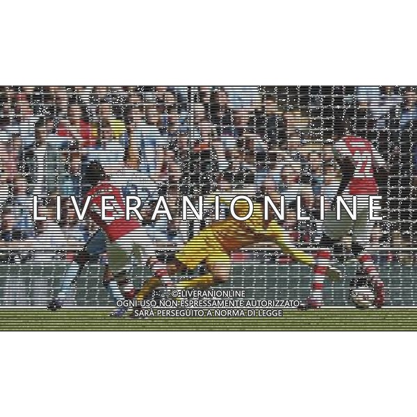 (140811) -- LONDON, Aug. 11, 2014 () -- Santi Cazorla (1st, L) of Arsenal scores during the Community Shield match between Arsenal and Manchester City at Wembley Stadium in London, Britain on Aug. 10, 2014. Arsenal won 3-0. (/Wang Lili)(by) AG ALDO LIVERANI SAS ONLY ITALY