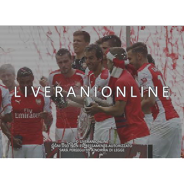 (140811) -- LONDON, Aug. 11, 2014 () -- Mathieu Flamini(C) and Jack Wilshere(2nd, R) of Arsenal celebrate by spraying champagne towards teammates after the Community Shield match between Arsenal and Manchester City at Wembley Stadium in London, Britain on Aug. 10, 2014. Arsenal won 3-0. (/Wang Lili)(hhx) AG ALDO LIVERANI SAS ONLY ITALY