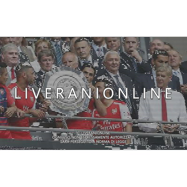 (140811) -- LONDON, Aug. 11, 2014 () -- Mikel Arteta(C) of Arsenal kisses the trophy after the Community Shield match between Arsenal and Manchester City at Wembley Stadium in London, Britain on Aug. 10, 2014. Arsenal won 3-0. (/Wang Lili)(hhx) AG ALDO LIVERANI SAS ONLY ITALY