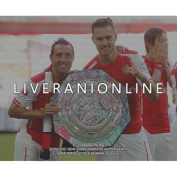 (140811) -- LONDON, Aug. 11, 2014 () -- Santi Cazorla(L) and Aaron Ramsey of Arsenal pose with the community shield after the Community Shield match between Arsenal and Manchester City at Wembley Stadium in London, Britain on Aug. 10, 2014. Arsenal won 3-0. (/Wang Lili)(jyt) AG ALDO LIVERANI SAS ONLY ITALY