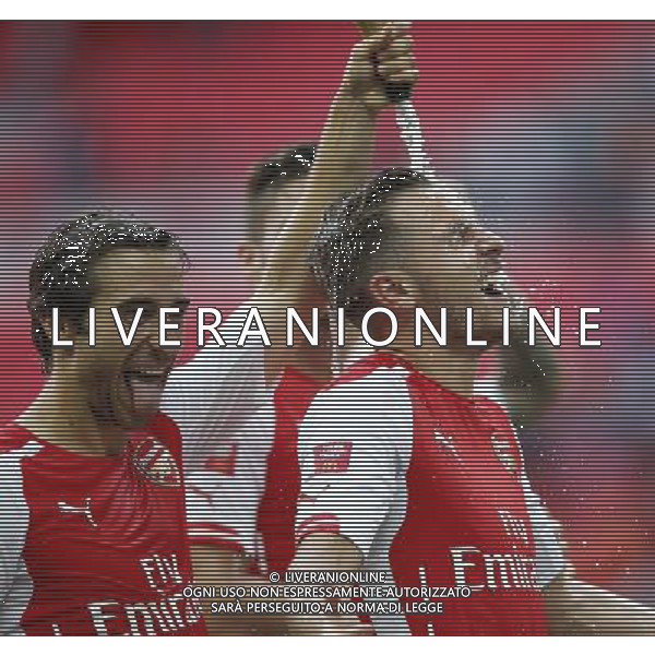 (140811) -- LONDON, Aug. 11, 2014 () -- Mathieu Flamini(L) of Arsenal celebrates by spraying champagne towards his teammate Aaron Ramsey after the Community Shield match between Arsenal and Manchester City at Wembley Stadium in London, Britain on Aug. 10, 2014. Arsenal won 3-0. (/Wang Lili)(jyt) AG ALDO LIVERANI SAS ONLY ITALY