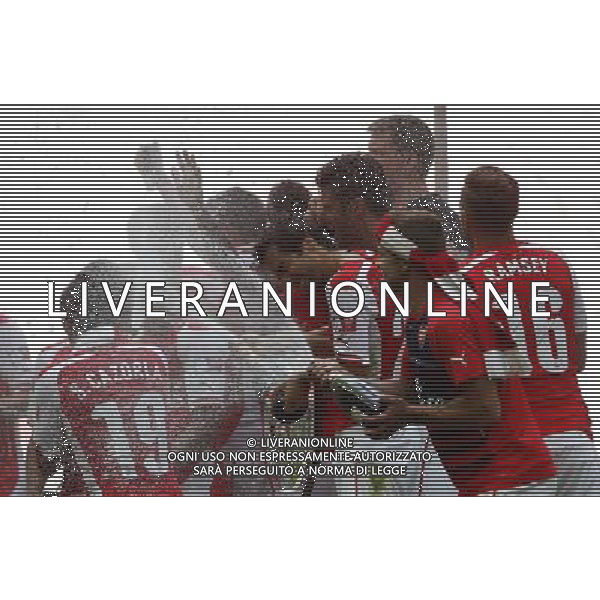 (140811) -- LONDON, Aug. 11, 2014 () -- Jack Wilshere(1st, R) of Arsenal celebrates by spraying champagne towards his teammates after the Community Shield match between Arsenal and Manchester City at Wembley Stadium in London, Britain on Aug. 10, 2014. Arsenal won 3-0. (/Wang Lili)(by) AG ALDO LIVERANI SAS ONLY ITALY