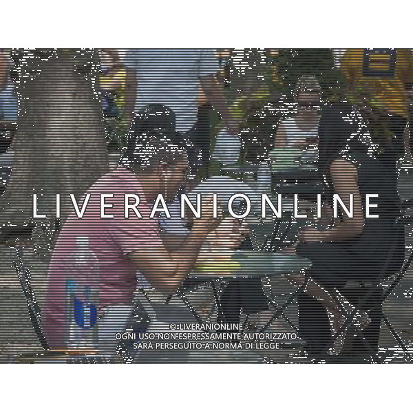 Visitor eats lunch alone while conversing using facetime on his smartphone in Bryant Park in Midtown Manhattan in New York on Friday, August 8, 2014. ©PHOTOSHOT/Agenzia Aldo Liverani sas - ITALY ONLY - EDITORIAL USE ONLY - Le persone si godono il clima caldo e il bel tempo a Bryant Park a Midtown Manhattan a New York 8 agosto 2014