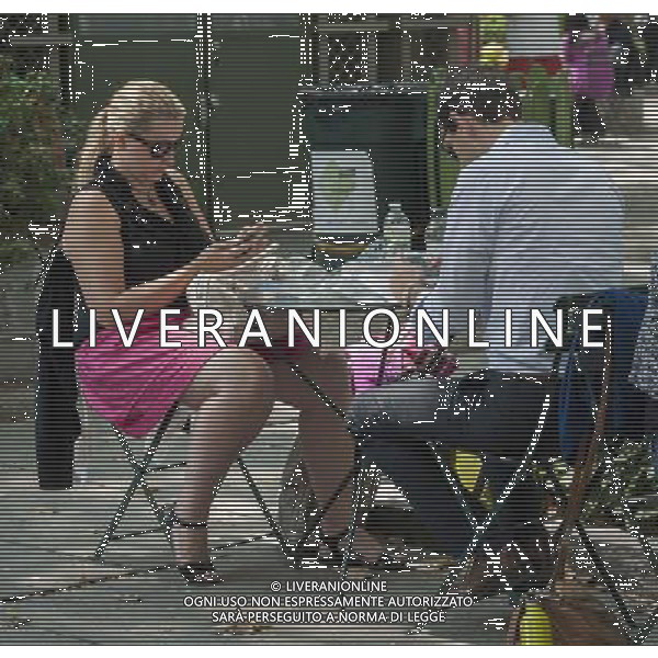 Visitors involved in texting on their smartphones in Bryant Park in Midtown Manhattan in New York on Friday, August 8, 2014. ©PHOTOSHOT/Agenzia Aldo Liverani sas - ITALY ONLY - EDITORIAL USE ONLY - Le persone si godono il clima caldo e il bel tempo a Bryant Park a Midtown Manhattan a New York 8 agosto 2014