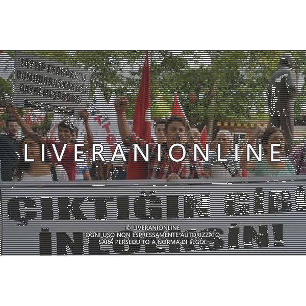 (140811)-- ANKARA, Aug. 11, 2014 () --People shout slogans during a demonstration against Turkish Prime Minister Recep Tayyip Erdogan in Ankara on August 11. Presidential hopeful and Prime Minister Recep Tayyip Erdogan is set to become Turkey\'s first popularly-elected president after unofficial ballot counting credited him with more than half the vote, local media said on Sunday.(/Mert Macit) ©PHOTOSHOT/Agenzia Aldo Liverani sas - ITALY ONLY - EDITORIAL USE ONLY - Le elezioni presidenziali hanno riconfermato il primo ministro turco Recep Tayyip Erdogan presidente della Turchia, 10 Agosto 2014