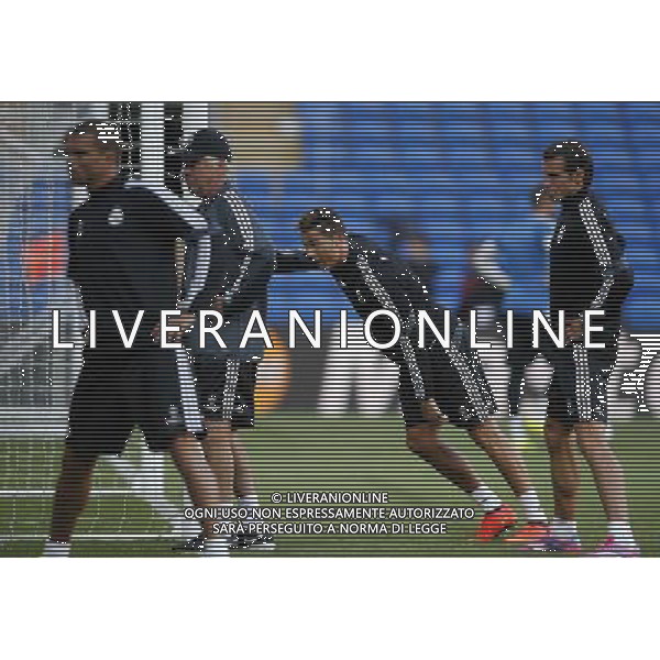 (140812) -- CARDIFF, Aug.12, 2014 () -- Cristiano Ronaldo(2nd, R), Gareth Bale(1st, R), Pepe(1st, L) of Real Madrid and their head coach Carlo Ancelotti take a training session for the UEFA Super Cup match between Real Madrid and Sevilla at Cardiff City Stadium in Cardiff, Britain on Aug. 11, 2014. (/Wang Lili) (ljr) ©PHOTOSHOT/Agenzia Aldo Liverani sas - ITALY ONLY - EDITORIAL USE ONLY - Sessione di allenamento del Real Madrid e Siviglia che disputeranno la partita di Supercoppa UEFA al Cardiff City Stadium, Gran Bretagna il 11 agosto 2014