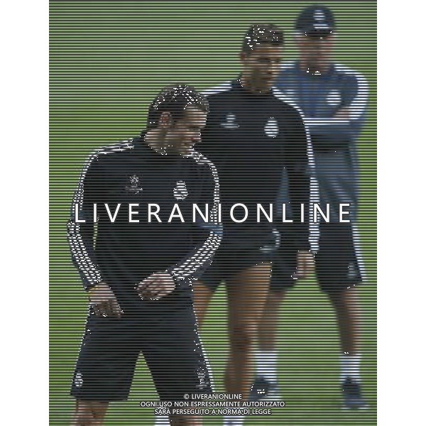 (140812) -- CARDIFF, Aug.12, 2014 () -- Gareth Bale (L) of Real Madrid laughs as his teammate Cristiano Ronaldo (C) and head coach Carlo Ancelotti look on during a training session for the UEFA Super Cup match between Real Madrid and Sevilla at Cardiff City Stadium in Cardiff, Britain on Aug. 11, 2014. (/Wang Lili) (ljr) ©PHOTOSHOT/Agenzia Aldo Liverani sas - ITALY ONLY - EDITORIAL USE ONLY - Sessione di allenamento del Real Madrid e Siviglia che disputeranno la partita di Supercoppa UEFA al Cardiff City Stadium, Gran Bretagna il 11 agosto 2014