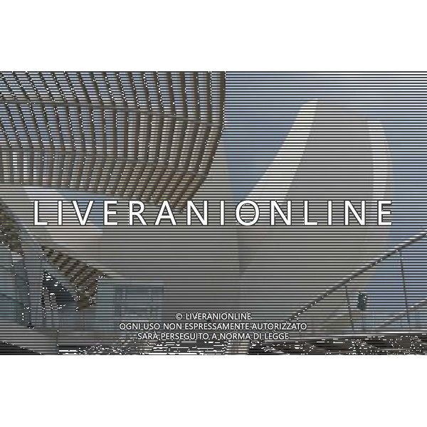 (140812) -- SINGAPORE, Aug. 12, 2014 () -- A tourist visits Singapore\'s Marina Bay Sands, Aug. 11, 2014. Singapore authorities narrowed its economic growth forecast for 2014, while cutting the growth forecast for non-oil domestic exports to negative ground, according to official reports released on Tuesday. (/Then Chih Wey) (djj) ©PHOTOSHOT/Agenzia Aldo Liverani sas - ITALY ONLY - EDITORIAL USE ONLY