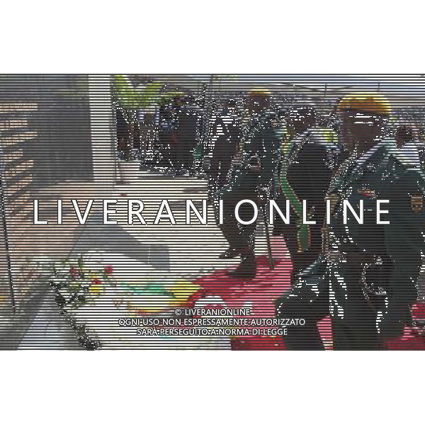 Zimbabwe President Robert Mugabe (C) lying a wreath during the commemorations of Heroes Day at National Heroes Acre in Harare,August 11,2014.REUTERS/Philimon Bulawayo (ZIMBABWE) ©PHOTOSHOT/Agenzia Aldo Liverani sas - ITALY ONLY - EDITORIAL USE ONLY - Il presidente dello Zimbabwe Robert Mugabe tiene un discorso al National Heroes Acre Harare, Zimbabwe, 11 Agosto, 2014 giorno dedicato ad onorare viventi e caduti gli eroi della guerra di liberazione che ha liberato il paese dalla schiavitu\' coloniale
