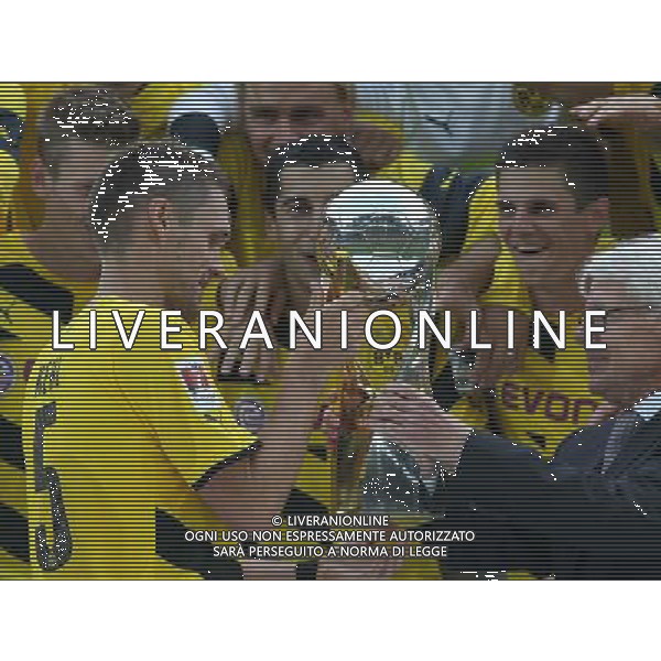 Fu§ball, firo : 13.08.2014 1.BL, 1.Bundesliga, Saison 2014/2015, Supercup, BVB, Borussia Dortmund, FC Bayern MŸnchen, Muenchen, Siegerehrung, Pokal, PokalŸbergabe, Sebastian KEHL, BVB Borussia Dortmund, Reinhardt Rauball, Jonas HOFMANN, BVB Borussia Dortmund, Henrikh MKHITARYAN, BVB Borussia Dortmund, halbe Figur, $worldrightsEs gelten unsere AGB, einsehbar auf www.firosportphoto.de, copyright by firo sportphoto: Coesfelder Str. 207 D-48249 DŸlmen www.firosportphoto.de mail@firosportphoto.de (V o l k s b a n k B o c h u m - W i t t e n ) BLZ.: 430 601 29 Kt. Nr.: 341 117 100 Tel:Ê +49-2594-9916004 Fax:Ê+49-2594-9916005 AG ALDO LIVERANI SAS ONLY ITALY