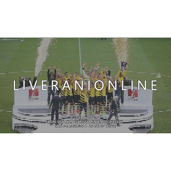 firo : 13.08.2014 Fu§ball,1.Bundesliga, Saison 2014/2015, DFL, DFL-Supercup 2014, Supercup2014, BVB, Borussia Dortmund - FC Bayern MŸnchen Siegerehrung, KapitŠn KEHL mit Supercup, Team, Mannschaft $worldrightsEs gelten unsere AGB, einsehbar auf www.firosportphoto.de, copyright by firo sportphoto: Coesfelder Str. 207 D-48249 DŸlmen www.firosportphoto.de mail@firosportphoto.de (V o l k s b a n k B o c h u m - W i t t e n ) BLZ.: 430 601 29 Kt. Nr.: 341 117 100 Tel:Ê +49-2594-9916004 Fax:Ê+49-2594-9916005 AG ALDO LIVERANI SAS ONLY ITALY