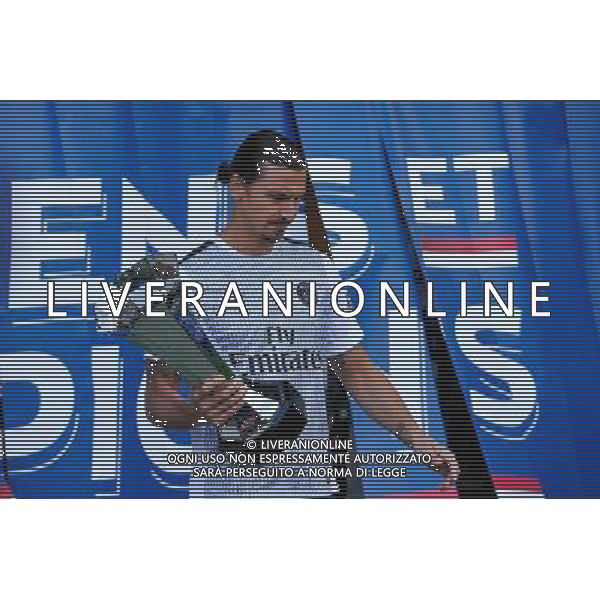 Zlatan Ibrahimovic avec le trophee des Champions - 16.08.2014 - Paris Saint Germain / Bastia - 2eme journee de Ligue 1 Photo : Aurelien Meunier / Icon Sport AG ALDO LIVERANI SAS ONLY ITALY