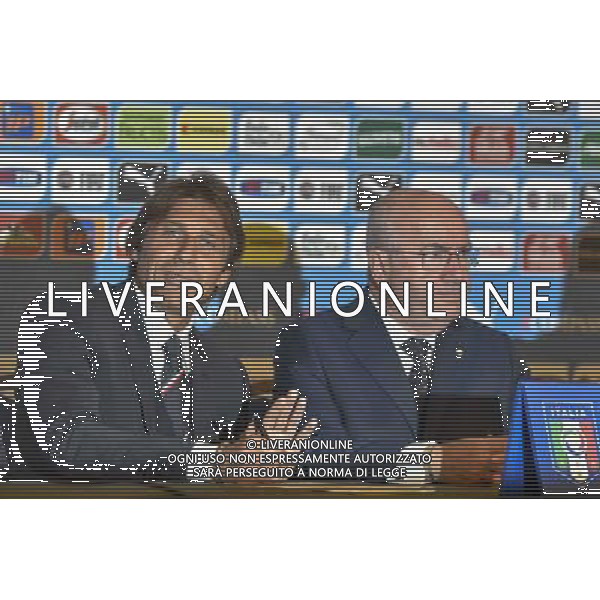 ROMA 19-08-2014 PRESENTAZIONE DEL NUOVO ALLENATORE DELLA NAZIONELE ITALIANA ANTONIO CONTE NELLA FOTO CARLO TAVECCHIO E ANTONIO CONTE FIRMANO IL CONTRATTO CHE LO LEGHERA\' DUE ANNI ALLA FEDERAZIONE. FOTO FAB CORRADETTI-AG ALDO LIVERANI SAS