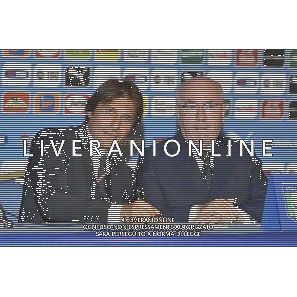 ROMA 19-08-2014 PRESENTAZIONE DEL NUOVO ALLENATORE DELLA NAZIONELE ITALIANA ANTONIO CONTE NELLA FOTO CARLO TAVECCHIO E ANTONIO CONTE FIRMANO IL CONTRATTO CHE LO LEGHERA\' DUE ANNI ALLA FEDERAZIONE. FOTO FAB CORRADETTI-AG ALDO LIVERANI SAS