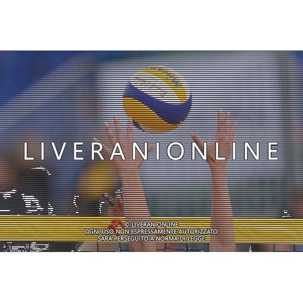 20.08.2014 - Stare Jablonki , siatkowka plazowa , beach volleyball , World Tour , FIVB Stare Jablonki Grand Slam 2014 , Brazylia (zolte) - Polska (czarne) , Brazil - Poland N/Z Walka o pilke Fot. Mariusz Palczynski / MPAimages.com/NEWSPIX.PL --- Newspix.pl /Agenzia Aldo Liverani sas - ITALY ONLY - Brasile - Polonia beach volley, World Tour, FIVB Grande Slam 2014 *** Local Caption *** www.newspix.pl mail us: info@newspix.pl call us: 0048 022 23 22 222 --- Polish Picture Agency by Ringier Axel Springer Poland