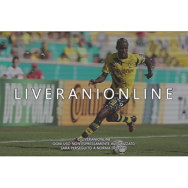 firo : Fußball,Fussball : 16.08.2014 DFB-Pokal Saison 2014/2015, 1. Runde SV Stuttgarter Kickers - Borussia Dortmund, BVB, Kickers, Adrian Ramos ( Dortmund ), Einzelaktion $worldrightsEs gelten unsere AGB, einsehbar auf www.firosportphoto.de copyright by firo sportphoto: Coesfelder Str. 207 D- 48249 Dülmen www.firosportphoto.de mail@firosportphoto.de (V o l k s b a n k B o c h u m - W i t t e n ) BLZ.: 430 601 29 Kt. Nr.: 341 117 100 Tel: +49-2594 - 9916004 Fax: +49-2594 - 9916005 AG ALDO LIVERANI SAS ONLY ITALY