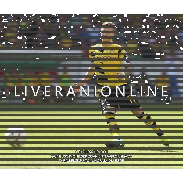 firo : Fußball,Fussball : 16.08.2014 DFB-Pokal Saison 2014/2015, 1. Runde SV Stuttgarter Kickers - Borussia Dortmund, BVB, Kickers, Marco Reus ( Dortmund ), Einzelaktion $worldrightsEs gelten unsere AGB, einsehbar auf www.firosportphoto.de copyright by firo sportphoto: Coesfelder Str. 207 D- 48249 Dülmen www.firosportphoto.de mail@firosportphoto.de (V o l k s b a n k B o c h u m - W i t t e n ) BLZ.: 430 601 29 Kt. Nr.: 341 117 100 Tel: +49-2594 - 9916004 Fax: +49-2594 - 9916005 AG ALDO LIVERANI SAS ONLY ITALY