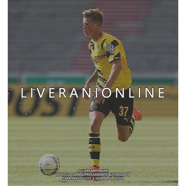 firo : Fußball,Fussball : 16.08.2014 DFB-Pokal Saison 2014/2015, 1. Runde SV Stuttgarter Kickers - Borussia Dortmund, BVB, Kickers, Erik Durm ( Dortmund ), Einzelaktion $worldrightsEs gelten unsere AGB, einsehbar auf www.firosportphoto.de copyright by firo sportphoto: Coesfelder Str. 207 D- 48249 Dülmen www.firosportphoto.de mail@firosportphoto.de (V o l k s b a n k B o c h u m - W i t t e n ) BLZ.: 430 601 29 Kt. Nr.: 341 117 100 Tel: +49-2594 - 9916004 Fax: +49-2594 - 9916005 AG ALDO LIVERANI SAS ONLY ITALY