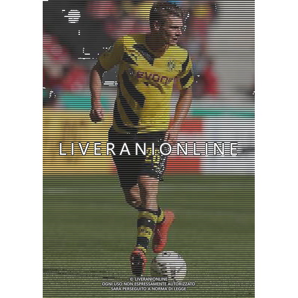 firo : Fußball,Fussball : 16.08.2014 DFB-Pokal Saison 2014/2015, 1. Runde SV Stuttgarter Kickers - Borussia Dortmund, BVB, Kickers, Lukasz Piszczek ( Dortmund ), Einzelaktion $worldrightsEs gelten unsere AGB, einsehbar auf www.firosportphoto.de copyright by firo sportphoto: Coesfelder Str. 207 D- 48249 Dülmen www.firosportphoto.de mail@firosportphoto.de (V o l k s b a n k B o c h u m - W i t t e n ) BLZ.: 430 601 29 Kt. Nr.: 341 117 100 Tel: +49-2594 - 9916004 Fax: +49-2594 - 9916005 AG ALDO LIVERANI SAS ONLY ITALY