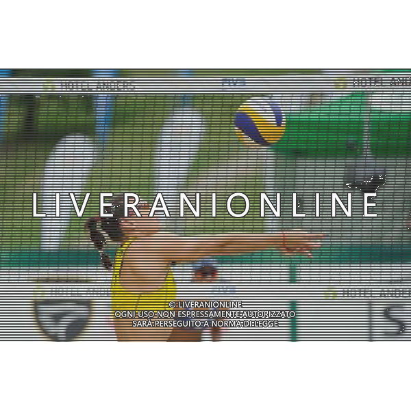 21.08.2014 - Stare Jablonki , siatkowka plazowa , beach volleyball , World Tour , FIVB Stare Jablonki Grand Slam 2014 , Hiszpania (zolte) - Australia (niebieskie) , Spain (yellow) - Australia (blue) N/Z Liliana Fernandez Steiner Fot. Karol Bartnik / MPAimages.com/NEWSPIX.PL --- Newspix.pl /Agenzia Aldo Liverani sas - ITALY ONLY - Australia - Spagna beach volley femminile, World Tour, FIVB Stare Jablonki Grande Slam 2014 *** Local Caption *** www.newspix.pl mail us: info@newspix.pl call us: 0048 022 23 22 222 --- Polish Picture Agency by Ringier Axel Springer Poland