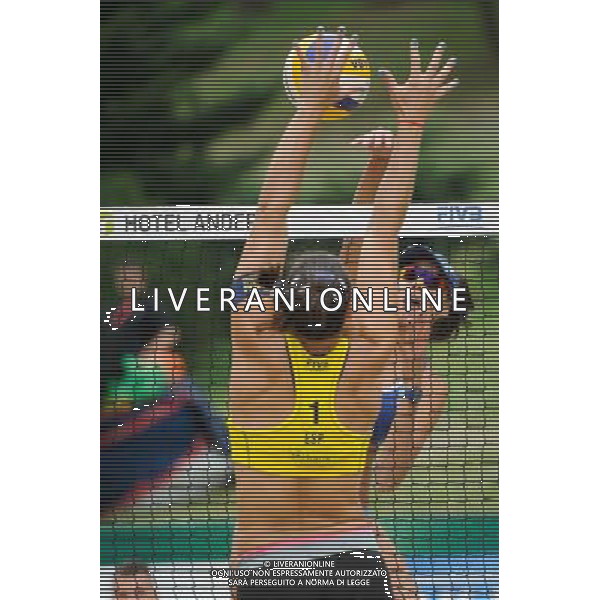 21.08.2014 - Stare Jablonki , siatkowka plazowa , beach volleyball , World Tour , FIVB Stare Jablonki Grand Slam 2014 , Hiszpania (zolte) - Australia (niebieskie) , Spain (yellow) - Australia (blue) N/Z Liliana Fernandez Steiner , Louise Bawden Fot. Karol Bartnik / MPAimages.com/NEWSPIX.PL --- Newspix.pl /Agenzia Aldo Liverani sas - ITALY ONLY - Australia - Spagna beach volley femminile, World Tour, FIVB Stare Jablonki Grande Slam 2014 *** Local Caption *** www.newspix.pl mail us: info@newspix.pl call us: 0048 022 23 22 222 --- Polish Picture Agency by Ringier Axel Springer Poland