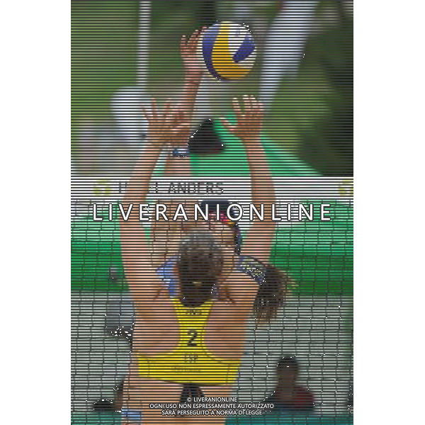 21.08.2014 - Stare Jablonki , siatkowka plazowa , beach volleyball , World Tour , FIVB Stare Jablonki Grand Slam 2014 , Hiszpania (zolte) - Australia (niebieskie) , Spain (yellow) - Australia (blue) N/Z Liliana Fernandez Steiner , Taliqua Clancy Fot. Karol Bartnik / MPAimages.com/NEWSPIX.PL --- Newspix.pl /Agenzia Aldo Liverani sas - ITALY ONLY - Australia - Spagna beach volley femminile, World Tour, FIVB Stare Jablonki Grande Slam 2014 *** Local Caption *** www.newspix.pl mail us: info@newspix.pl call us: 0048 022 23 22 222 --- Polish Picture Agency by Ringier Axel Springer Poland
