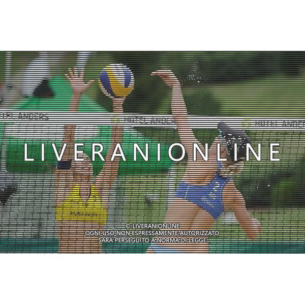 21.08.2014 - Stare Jablonki , siatkowka plazowa , beach volleyball , World Tour , FIVB Stare Jablonki Grand Slam 2014 , Hiszpania (zolte) - Australia (niebieskie) , Spain (yellow) - Australia (blue) N/Z Elsa Baquerizo McMillan , Louise Bawden Fot. Karol Bartnik / MPAimages.com/NEWSPIX.PL --- Newspix.pl /Agenzia Aldo Liverani sas - ITALY ONLY - Australia - Spagna beach volley femminile, World Tour, FIVB Stare Jablonki Grande Slam 2014 *** Local Caption *** www.newspix.pl mail us: info@newspix.pl call us: 0048 022 23 22 222 --- Polish Picture Agency by Ringier Axel Springer Poland