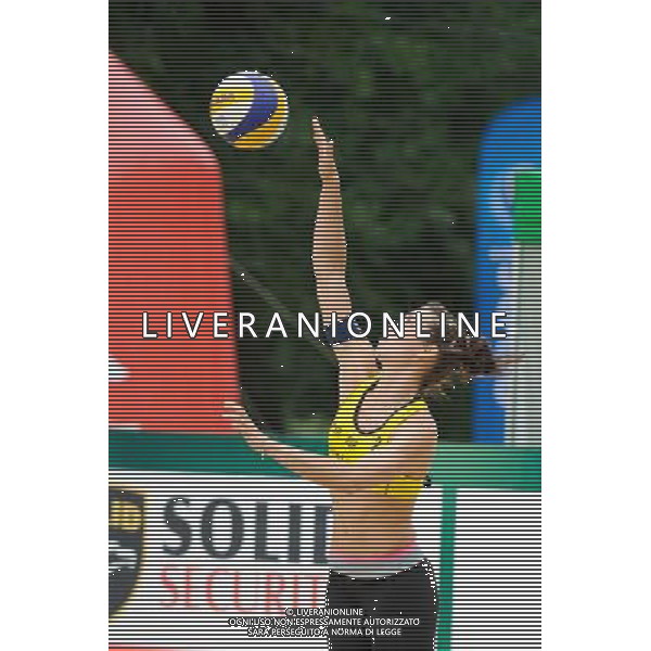 21.08.2014 - Stare Jablonki , siatkowka plazowa , beach volleyball , World Tour , FIVB Stare Jablonki Grand Slam 2014 , Hiszpania (zolte) - Australia (niebieskie) , Spain (yellow) - Australia (blue) N/Z Elsa Baquerizo McMillan Fot. Karol Bartnik / MPAimages.com/NEWSPIX.PL --- Newspix.pl /Agenzia Aldo Liverani sas - ITALY ONLY - Australia - Spagna beach volley femminile, World Tour, FIVB Stare Jablonki Grande Slam 2014 *** Local Caption *** www.newspix.pl mail us: info@newspix.pl call us: 0048 022 23 22 222 --- Polish Picture Agency by Ringier Axel Springer Poland