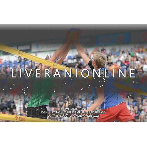 21.08.2014 - Stare Jablonki , siatkowka plazowa , beach volleyball , World Tour , FIVB Stare Jablonki Grand Slam 2014 , Polska (zielone) - Rosja (niebieskie) , Poland - Russia N/Z Mariusz Prudel , Dmitri Barsouk Fot. Mariusz Palczynski / MPAimages.com/NEWSPIX.PL --- Newspix.pl /Agenzia Aldo Liverani sas - ITALY ONLY - Polonia - Russia beach volley maschile, World Tour, FIVB Stare Jablonki Grande Slam 2014 *** Local Caption *** www.newspix.pl mail us: info@newspix.pl call us: 0048 022 23 22 222 --- Polish Picture Agency by Ringier Axel Springer Poland
