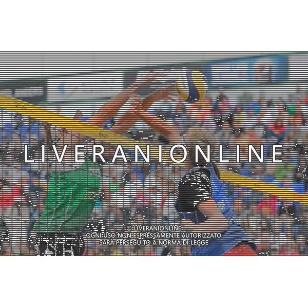 21.08.2014 - Stare Jablonki , siatkowka plazowa , beach volleyball , World Tour , FIVB Stare Jablonki Grand Slam 2014 , Polska (zielone) - Rosja (niebieskie) , Poland - Russia N/Z Mariusz Prudel , Dmitri Barsouk Fot. Mariusz Palczynski / MPAimages.com/NEWSPIX.PL --- Newspix.pl /Agenzia Aldo Liverani sas - ITALY ONLY - Polonia - Russia beach volley maschile, World Tour, FIVB Stare Jablonki Grande Slam 2014 *** Local Caption *** www.newspix.pl mail us: info@newspix.pl call us: 0048 022 23 22 222 --- Polish Picture Agency by Ringier Axel Springer Poland