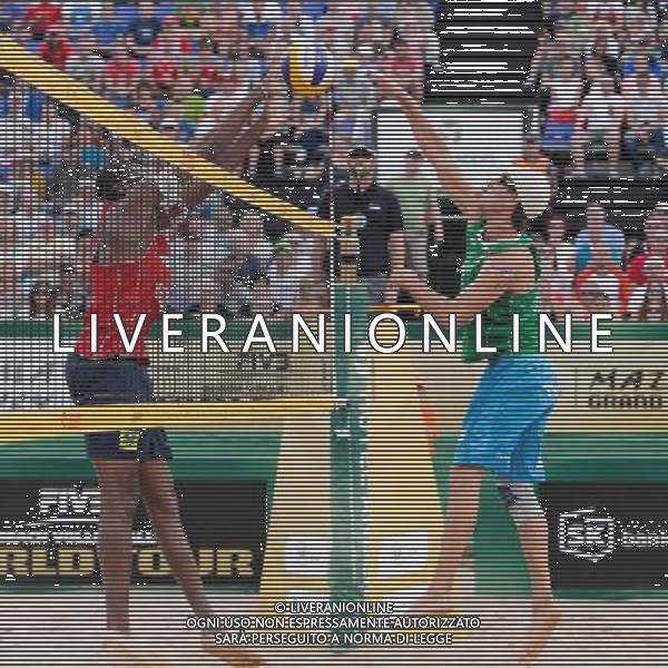 22.08.2014 - Stare Jablonki , siatkowka plazowa , beach volleyball , World Tour , FIVB Stare Jablonki Grand Slam 2014 , Polska (zielone) - Brazilia (czerwone) , Poland - Brazil N/Z Evandro Goncalves Oliveira Junior , Grzegorz Fijalek Fot. Mariusz Palczynski / MPAimages.com/NEWSPIX.PL --- Newspix.pl /Agenzia Aldo Liverani sas - ITALY ONLY - Polonia - Brasile beach volley maschile, World Tour, FIVB Stare Jablonki Grande Slam 2014 *** Local Caption *** www.newspix.pl mail us: info@newspix.pl call us: 0048 022 23 22 222 --- Polish Picture Agency by Ringier Axel Springer Poland