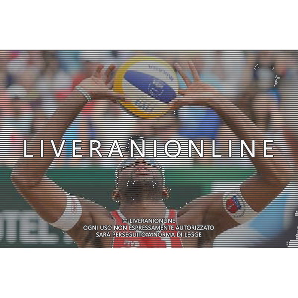 22.08.2014 - Stare Jablonki , siatkowka plazowa , beach volleyball , World Tour , FIVB Stare Jablonki Grand Slam 2014 , Polska (zielone) - Brazilia (czerwone) , Poland - Brazil N/Z Evandro Goncalves Oliveira Junior Fot. Mariusz Palczynski / MPAimages.com/NEWSPIX.PL --- Newspix.pl /Agenzia Aldo Liverani sas - ITALY ONLY - Polonia - Brasile beach volley maschile, World Tour, FIVB Stare Jablonki Grande Slam 2014 *** Local Caption *** www.newspix.pl mail us: info@newspix.pl call us: 0048 022 23 22 222 --- Polish Picture Agency by Ringier Axel Springer Poland