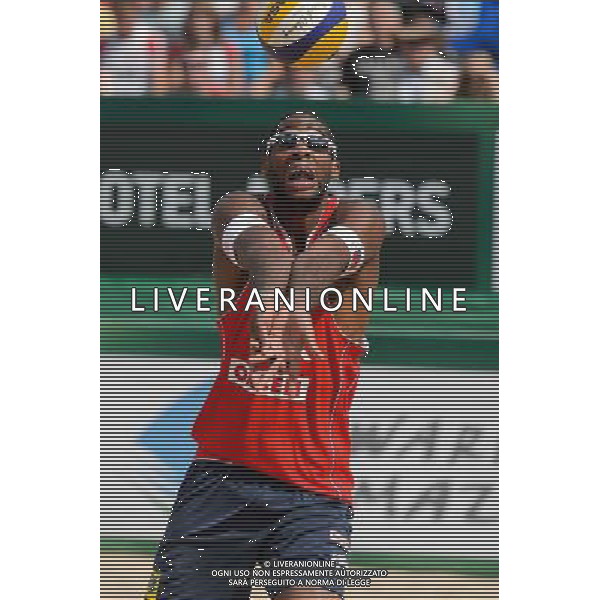 22.08.2014 - Stare Jablonki , siatkowka plazowa , beach volleyball , World Tour , FIVB Stare Jablonki Grand Slam 2014 , Polska (zielone) - Brazilia (czerwone) , Poland - Brazil N/Z Evandro Goncalves Oliveira Junior Fot. Mariusz Palczynski / MPAimages.com/NEWSPIX.PL --- Newspix.pl /Agenzia Aldo Liverani sas - ITALY ONLY - Polonia - Brasile beach volley maschile, World Tour, FIVB Stare Jablonki Grande Slam 2014 *** Local Caption *** www.newspix.pl mail us: info@newspix.pl call us: 0048 022 23 22 222 --- Polish Picture Agency by Ringier Axel Springer Poland