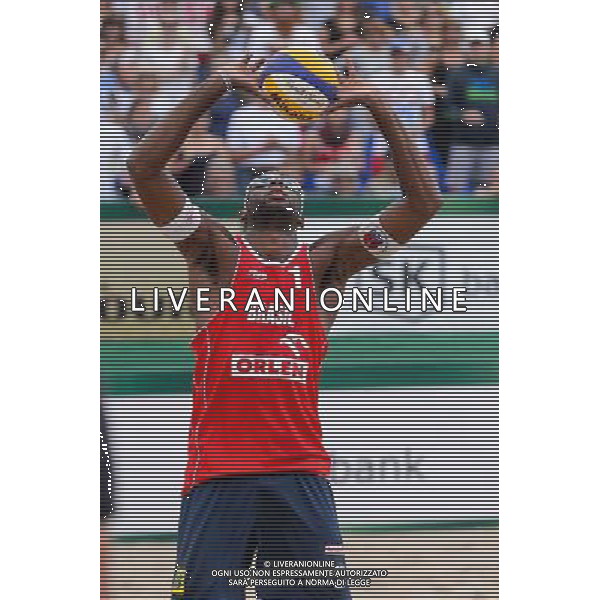 22.08.2014 - Stare Jablonki , siatkowka plazowa , beach volleyball , World Tour , FIVB Stare Jablonki Grand Slam 2014 , Polska (zielone) - Brazilia (czerwone) , Poland - Brazil N/Z Evandro Goncalves Oliveira Junior Fot. Mariusz Palczynski / MPAimages.com/NEWSPIX.PL --- Newspix.pl /Agenzia Aldo Liverani sas - ITALY ONLY - Polonia - Brasile beach volley maschile, World Tour, FIVB Stare Jablonki Grande Slam 2014 *** Local Caption *** www.newspix.pl mail us: info@newspix.pl call us: 0048 022 23 22 222 --- Polish Picture Agency by Ringier Axel Springer Poland