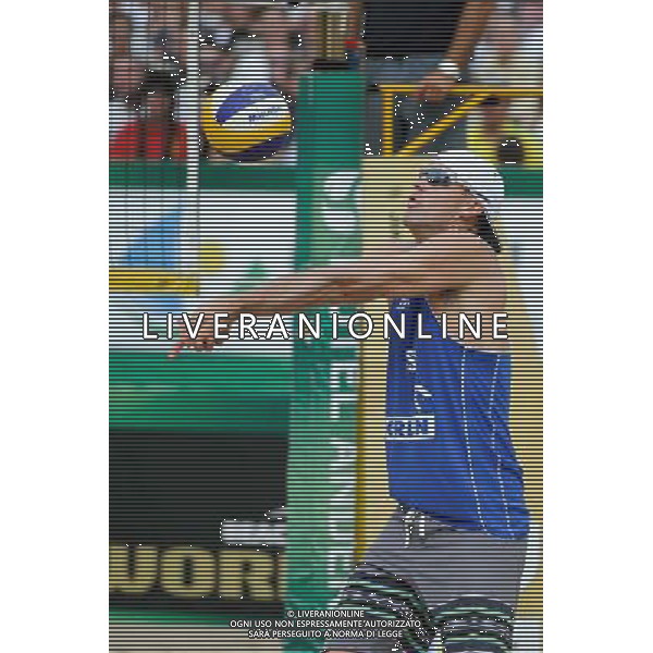 24.08.2014 - Stare Jablonki , siatkowka plazowa , beach volleyball , World Tour , FIVB Stare Jablonki Grand Slam 2014 , USA (niebieskie) - Austria (czarne) , USA (blue) - Austria (black) N/Z Jacob Gibb Fot. Karol Bartnik / MPAimages.com/NEWSPIX.PL --- Newspix.pl /Agenzia Aldo Liverani sas - ITALY ONLY - EDITORIAL USE ONLY - BEACHVOLLEY *** Local Caption *** www.newspix.pl mail us: info@newspix.pl call us: 0048 022 23 22 222 --- Polish Picture Agency by Ringier Axel Springer Poland