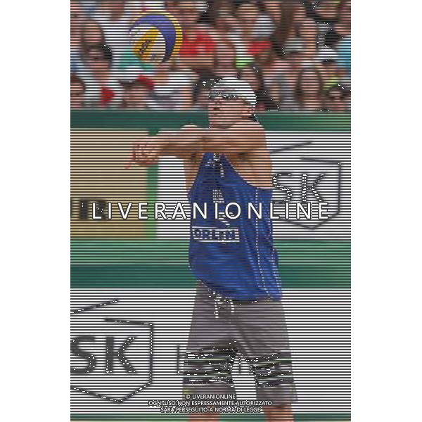 24.08.2014 - Stare Jablonki , siatkowka plazowa , beach volleyball , World Tour , FIVB Stare Jablonki Grand Slam 2014 , USA (granatowe) - Austria (czarne) , USA - Austria N/Z Jacob Gibb Fot. Mariusz Palczynski / MPAimages.com/NEWSPIX.PL --- Newspix.pl /Agenzia Aldo Liverani sas - ITALY ONLY - EDITORIAL USE ONLY - BEACHVOLLEY *** Local Caption *** www.newspix.pl mail us: info@newspix.pl call us: 0048 022 23 22 222 --- Polish Picture Agency by Ringier Axel Springer Poland