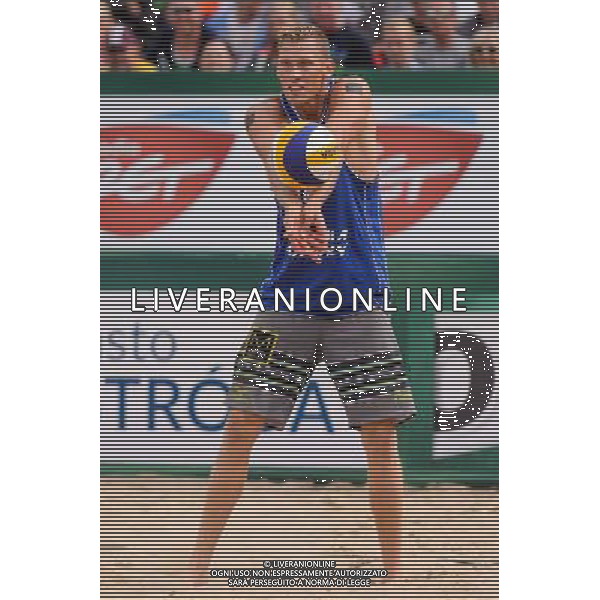 24.08.2014 - Stare Jablonki , siatkowka plazowa , beach volleyball , World Tour , FIVB Stare Jablonki Grand Slam 2014 , USA (granatowe) - Austria (czarne) , USA - Austria N/Z Casey Patterson Fot. Mariusz Palczynski / MPAimages.com/NEWSPIX.PL --- Newspix.pl /Agenzia Aldo Liverani sas - ITALY ONLY - EDITORIAL USE ONLY - BEACHVOLLEY *** Local Caption *** www.newspix.pl mail us: info@newspix.pl call us: 0048 022 23 22 222 --- Polish Picture Agency by Ringier Axel Springer Poland