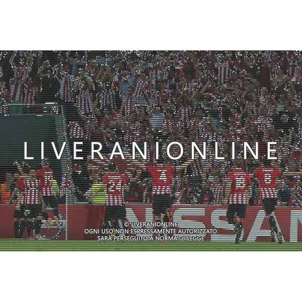 ATHLETIC BILBAO - NAPOLI RITORNO PRELIMINARI DI CHAMPIONS LEAGUE 27 AGOSTO 2014 NELLA FOTO: ESULTANZA DEI GIOCATORI DEL BILBAO SOTTO LA CURVA DEI TIFOSI ©MOSCA/Agenzia Aldo Liverani sas