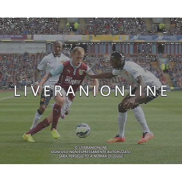 Burnley\'s Scott Arfield plays the ball past Manchester United\'s Tyler Blackett Photographer Chris Vaughan/CameraSport Football - Barclays Premiership - Burnley v Manchester United - Saturday 30th August 2014 - Turf Moor - Burnley © CameraSport - 43 Linden Ave. Countesthorpe. Leicester. England. LE8 5PG - Tel: +44 (0) 116 277 4147 - admin@camerasport.com - www.camerasport.com /Agenzia Aldo Liverani sas - ITALY ONLY - EDITORIAL USE ONLY