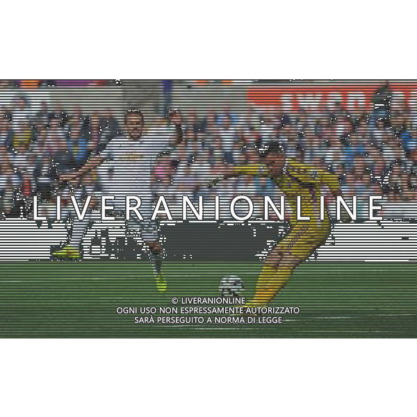 West Bromwich Albion\'s Ben Foster clears while under pressure from Swansea City\'s Gylfi Sigur sson Photographer Ian Cook/CameraSport Football - Swansea City v West Bromwich Albion - Barclays Premiership - Saturday 30th August 2014 - Liberty Swansea - Swansea © CameraSport - 43 Linden Ave. Countesthorpe. Leicester. England. LE8 5PG - Tel: +44 (0) 116 277 4147 - admin@camerasport.com - www.camerasport.com AG ALDO LIVERANI SAS ONLY ITALY