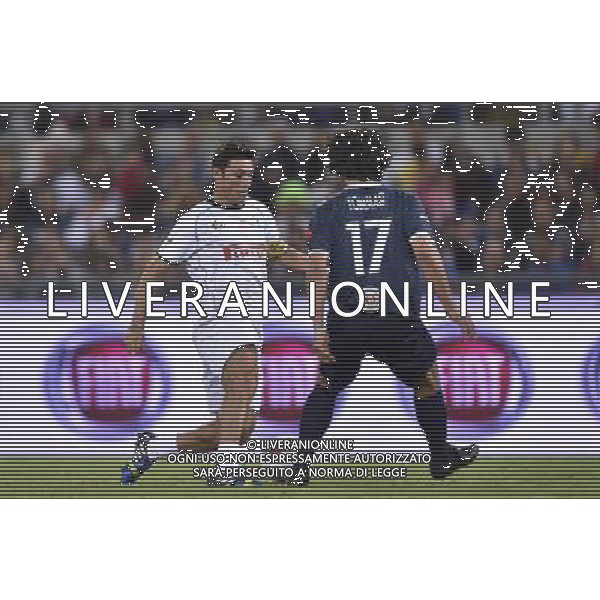 Roma - 01/09/2014 - Stadio Olimpico - Partita Interreligiosa per la Pace - nella foto: Javier Zanetti supera Damiano Tommasi / Ph. Fabrizio Corradetti - Ag. Aldo Liverani Sas