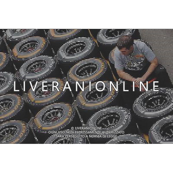 Pirelli tyre technician. 04.09.2014. Formula 1 World Championship, Rd 13, Italian Grand Prix, Monza, Italy, Preparation Day. AG ALDO LIVERANI SAS ONLY ITALY